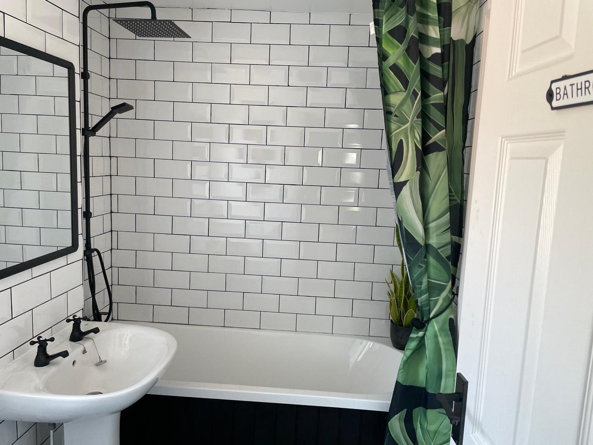 Cosy Home From Home With Private Bathroom - Free Parking Cardiff Dış mekan fotoğraf